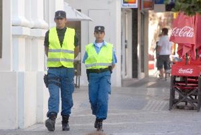 AG. NQN FOT YAMIL REGULES 27/1/011 -FALTA DE IDENTIFICACION DE POLICIAS