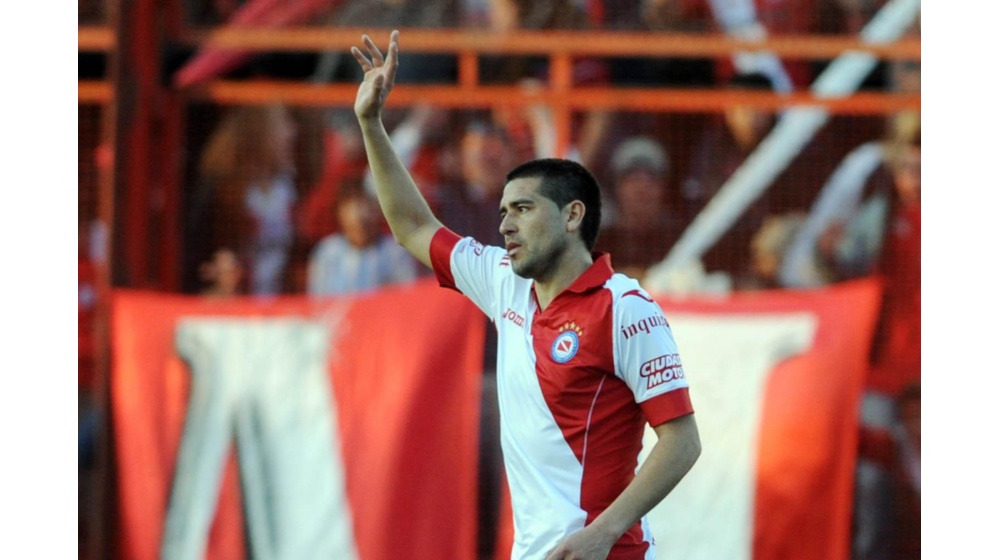 Con un golazo de Riquelme, Argentinos le ganó a Racing