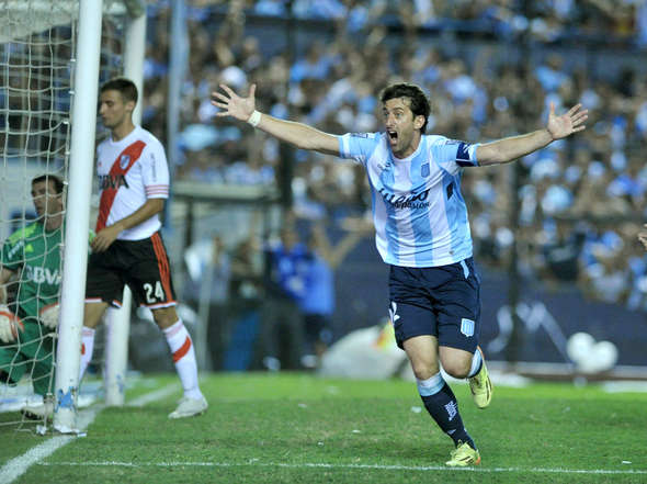 Milito-festeja-Racing-Funes-Mori_OLEIMA20141123_0243_8