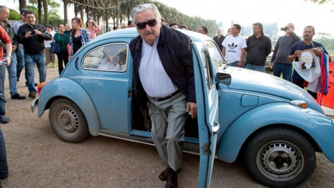 OFRECEN 10 CAMIONETAS POR EL ESCARABAJO DE MUJICA