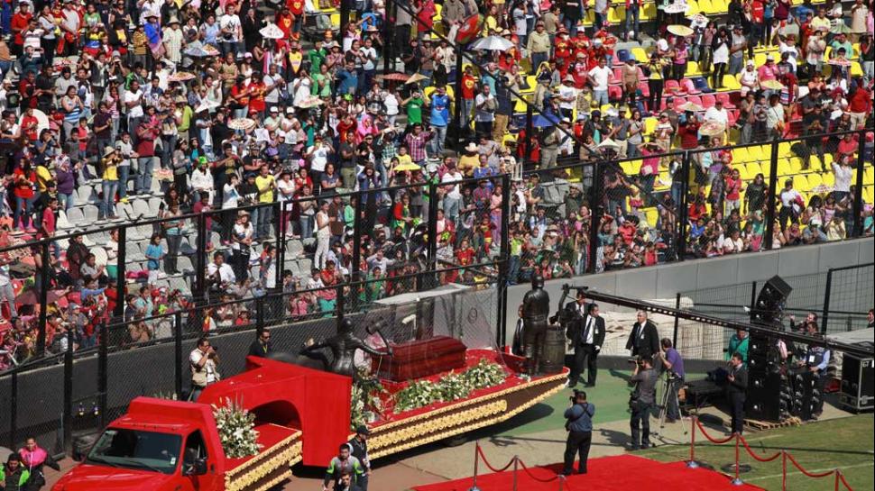 Emotiva despedida a Chespirito en el estadio Azteca