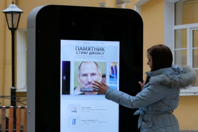 RETIRAN EN RUSIA EL MONUMENTO DE UN IPHONE TRAS EL ANUNCIO DE HOMOSEXUALIDAD DE TIM COOK