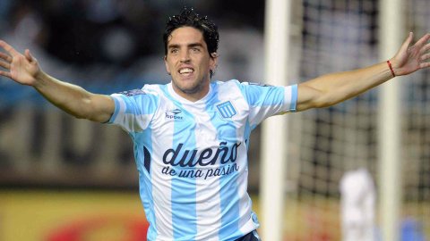 Racing ganó y mantiene la ilusión