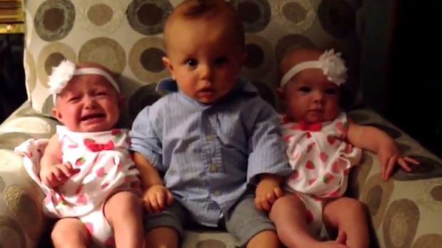 La sorprendente reacción de un bebé al ver a dos gemelas por primera vez