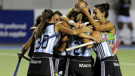 abrazan-chicas-cansaron-festejar_OLEIMA20141204_0198_5