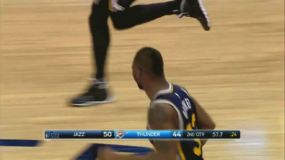 Increíble doble en la NBA: lo hizo de espaldas y casi sin tiempo