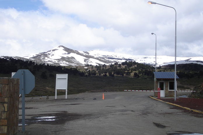 1024px-Paso_de_Pino_Hachado_Chile_-_Argentina