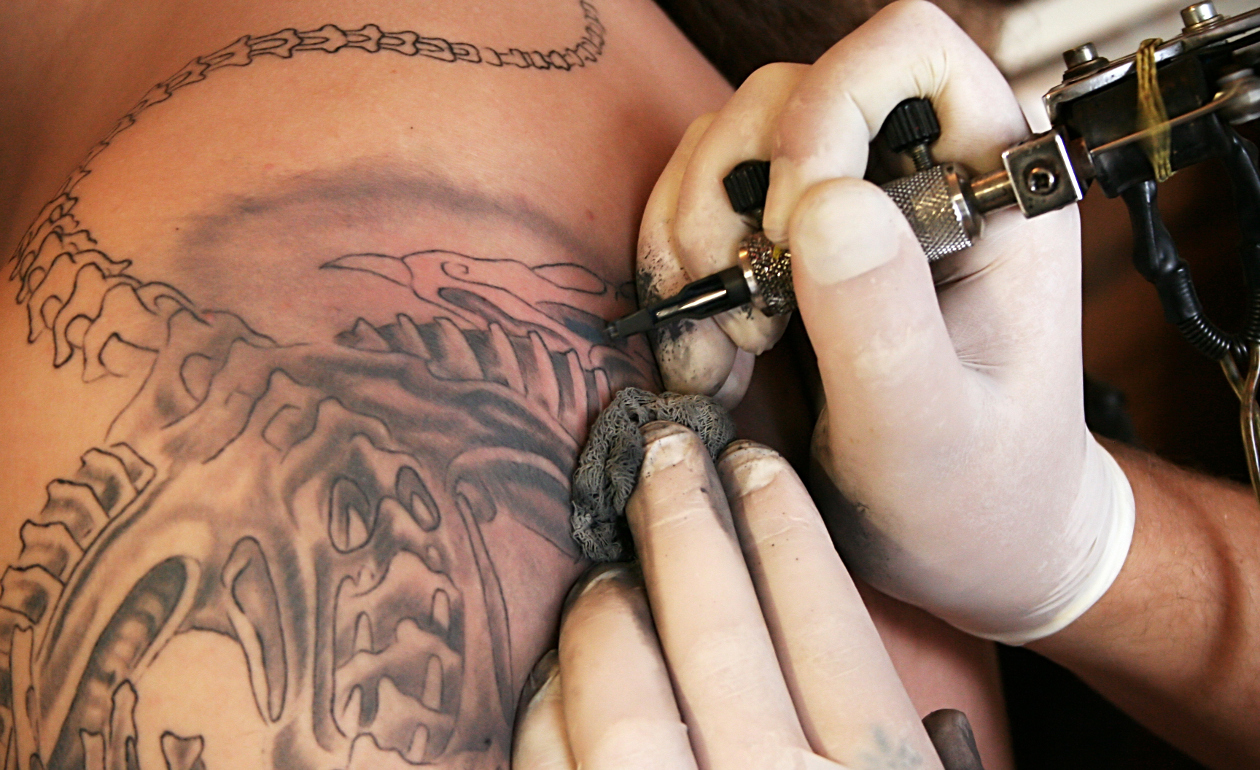 Haciendo-un-tatuaje