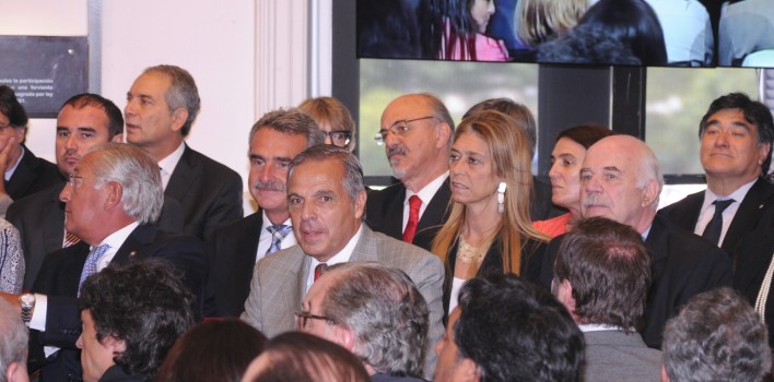 Jorge-Sapag-renovó-la-refinanciación-de-la-deuda-provincial-708x350