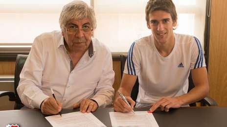 Moyano-junto-Albertengo-firmando-contrato_OLEIMA20150114_0141_5