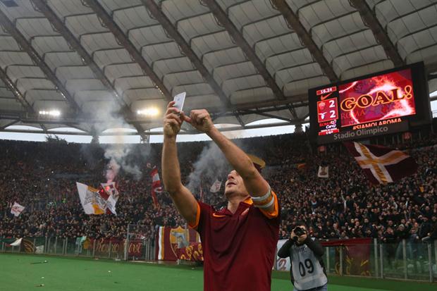 Totti marcó el empate en el Clásico de Roma y lo festejó con una Selfie