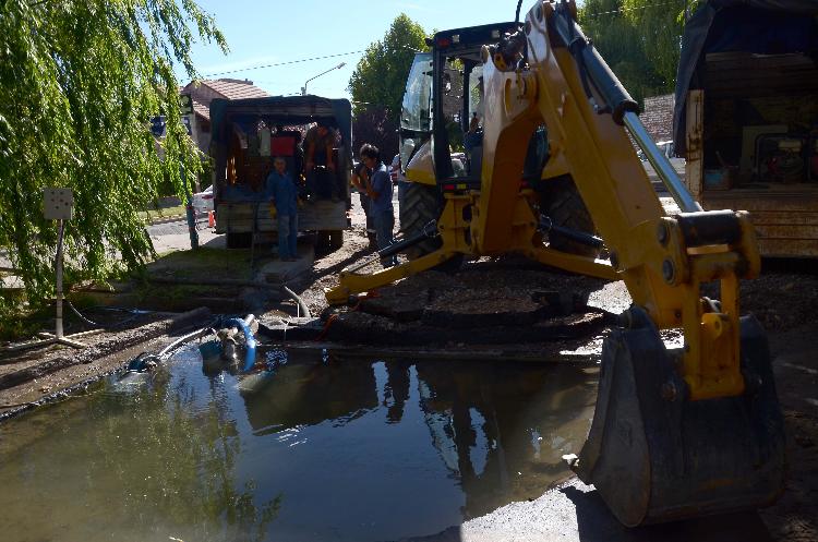 nqn reparan acueducto calle rio negro foto mati subat 16-01-2015