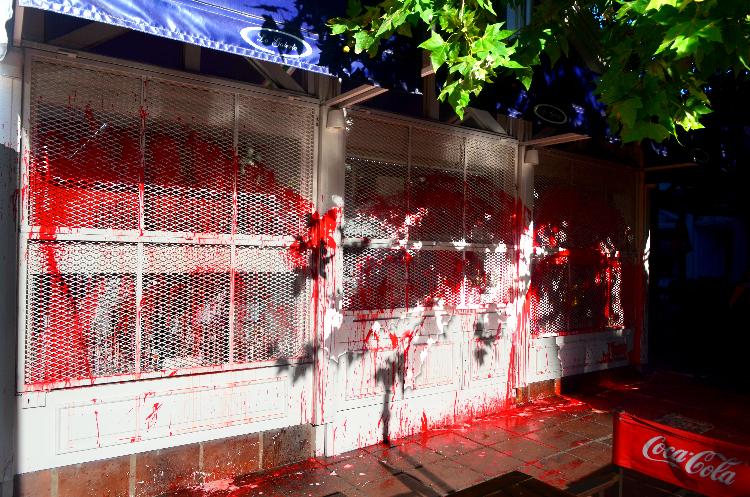 Neuquen 05/01/2014 pintadas en el local GEZIRA ubicado en la entrada