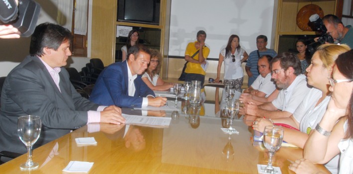 web-Gutierrez-firma-con-los-gramios-de-salud_5644-708x350