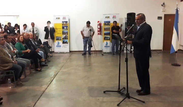 26-02-Sapag-en-espacio-DUAM-entrega-escrituras-a-cien-vecinos-del-Oeste-de-Neuquén.1-708x350@2x