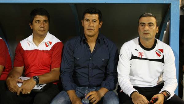 Almiron-hinchas-Independiente-confienza-DyN_CLAIMA20150202_0105_27