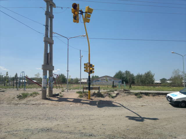 Colocan nuevo semáforo en la esquina Barros y Lago Viedma de Hi.Be.Pa.