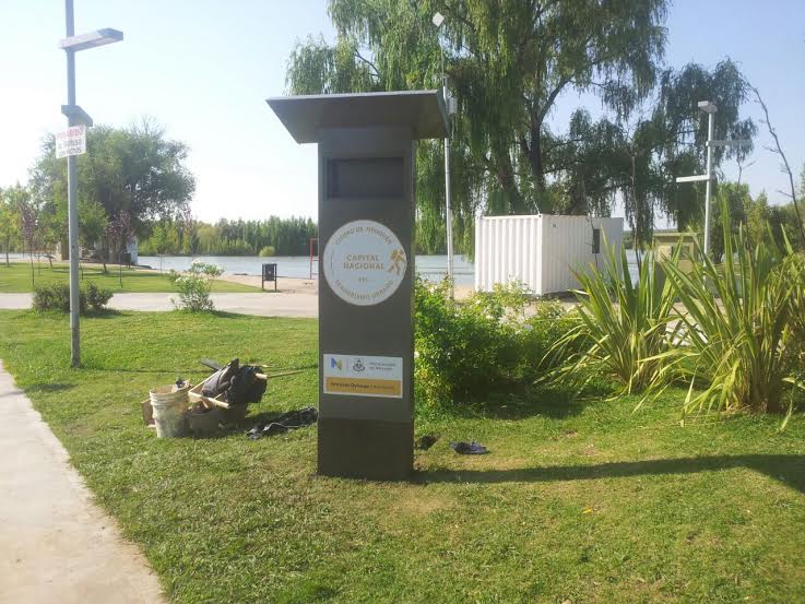 Colocan reloj digital que destaca a Neuquén como Capital Nacional del Senderismo Urbano