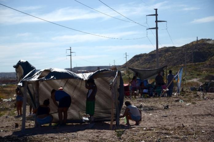 nqn 60 familias tomaron un terreno en el barrio almafuerte detras del