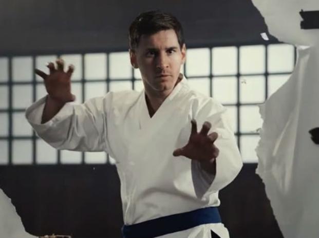 Messi se vistió de karateka en una publicidad