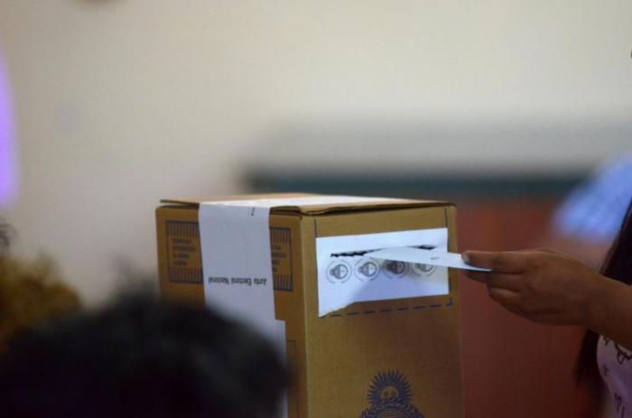 ROCA 27/10/13: ELECCONES PARA DIPUTADOS Y SENADORES.URNA Y VOTO. FOTO