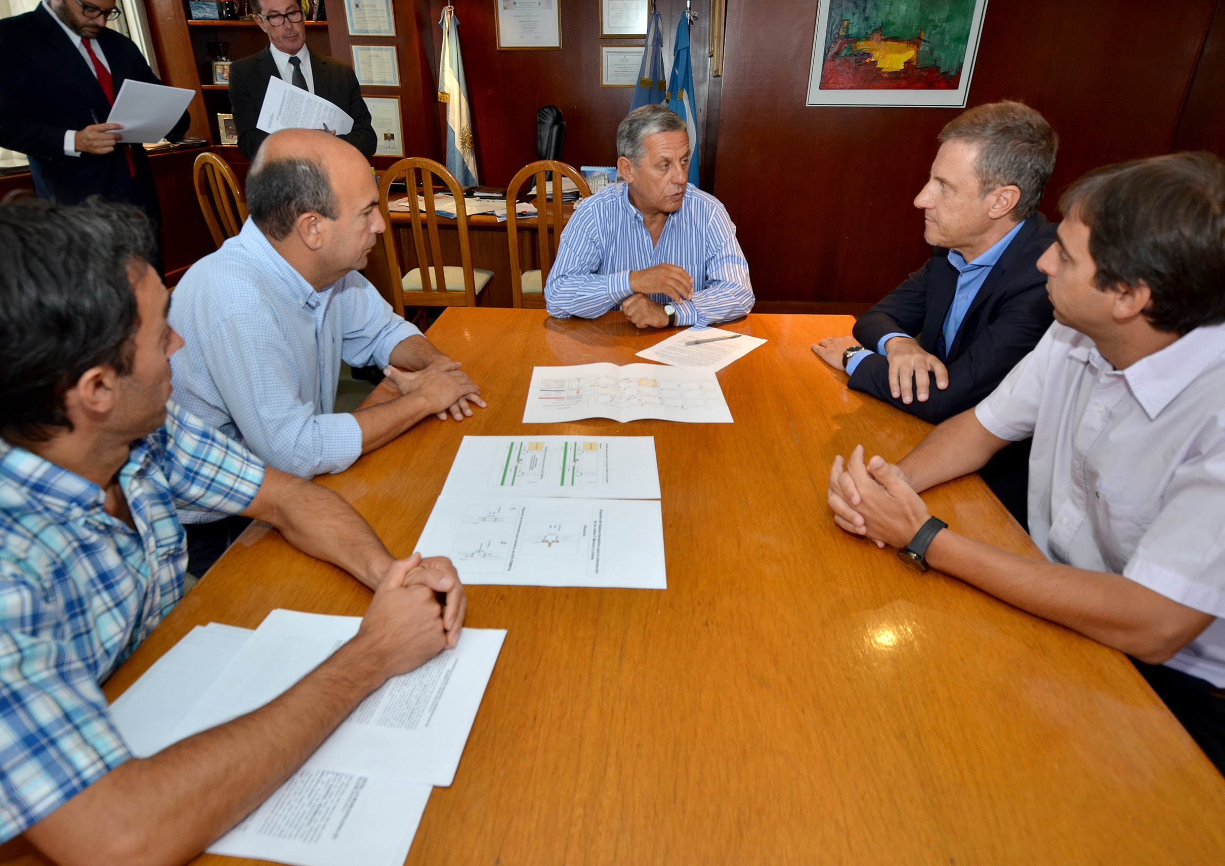 Firman acuerdo con otro híper para instalar semáforos y cartelería vial
