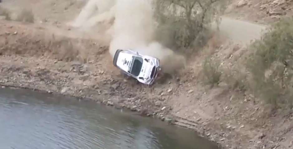 Un auto terminó en la laguna en el Rally de México