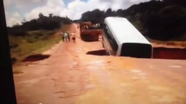 Un micro fue «tragado» por un pozo y llevado por la corriente