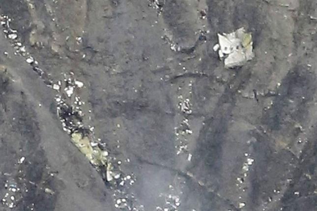 Se conocieron las primeras imágenes del avión caído en los Alpes de Francia
