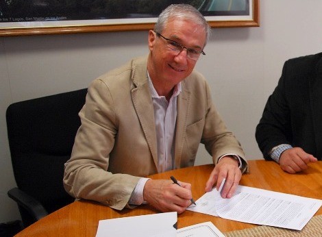 Bertoya-firma-convenio-Asignan-fondos-por-incendios-en-Ruca-Choroi-708x350@2x