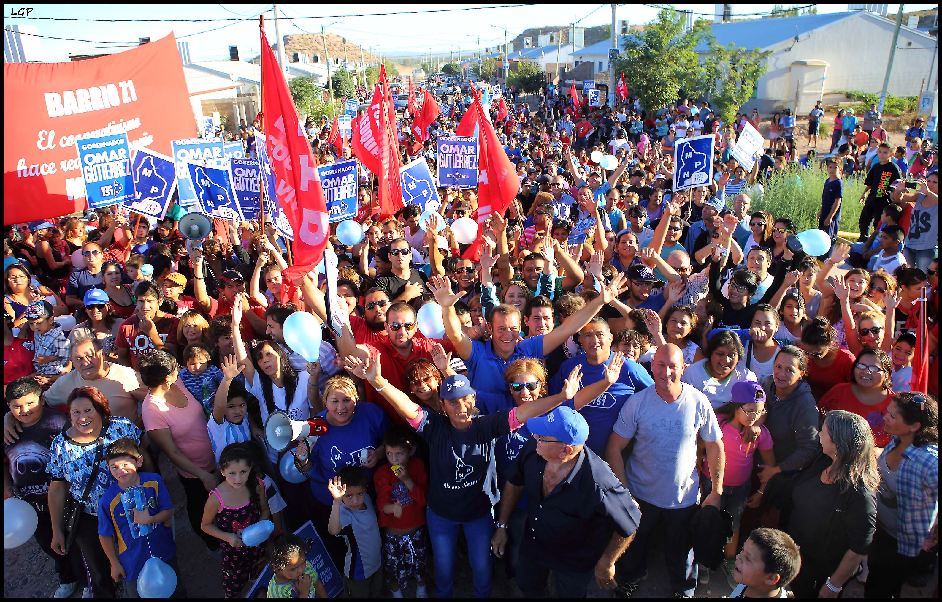 Omar Gutierrez realizo una caminata junto a militantes en el barrio Z1. prensa Omar Gutierrez ... 286