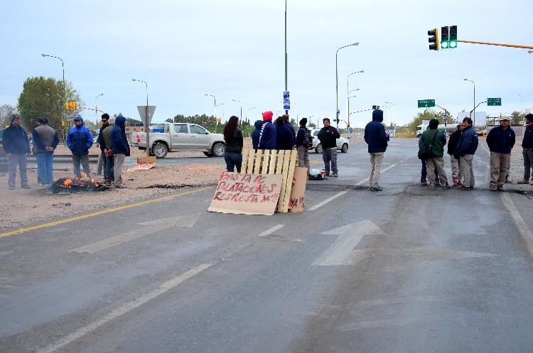neuquen 15/04/2015 Corte total de ruta 7 por los ceramistas ceci male