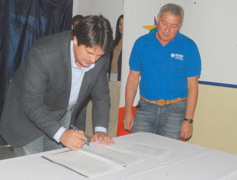 web-firma-de-convenio-uocra_8283-708x350@2x