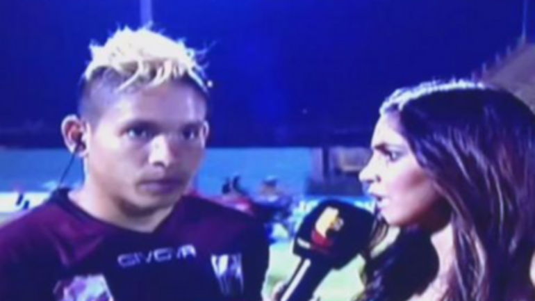 Increíble patada de hincha a jugador en Venezuela
