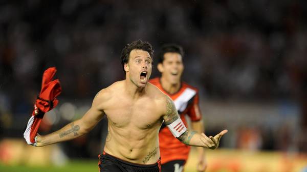 Cavenaghi-celebracion-complicando-Ricardo-Alfieri_CLAIMA20150420_0050_27