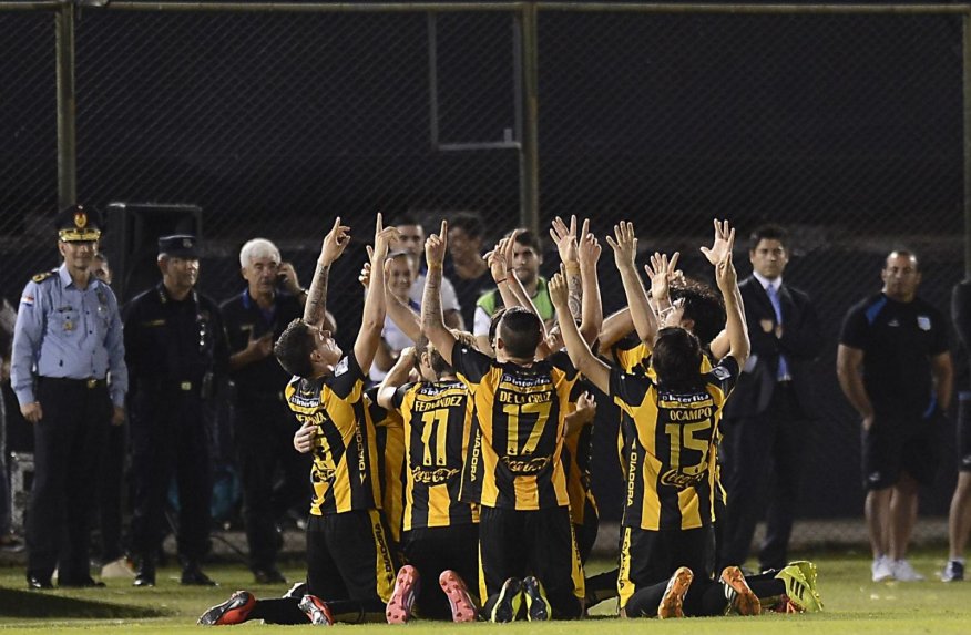 festejo-del-tanto-que-le-da-la-ventaja-para-buscar-el-paso-a-la-semifinal-_876_573_1233410