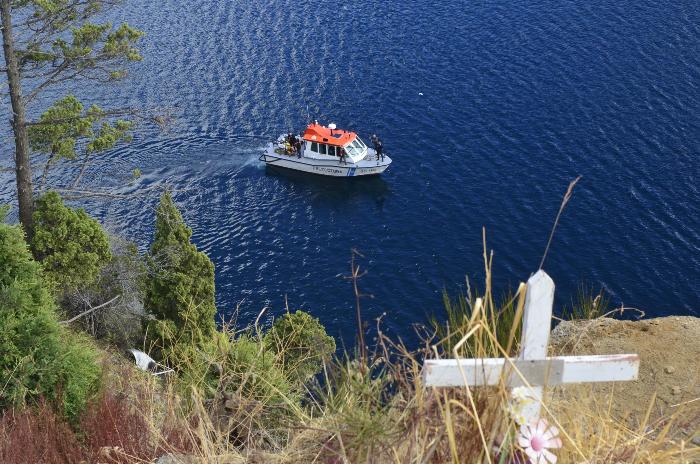 cae camioneta a lago lacar