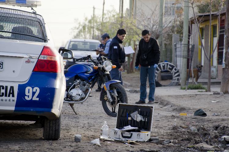 Nqn - Balean a policia en San Lorenzo Sur - Juan Thomes