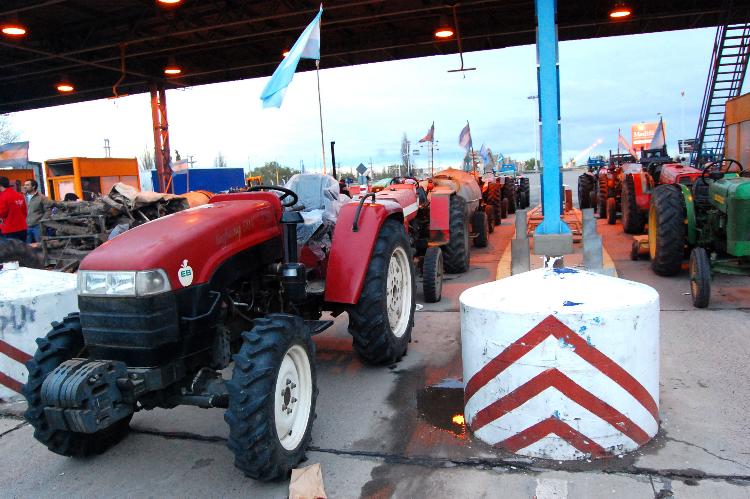 ag cipo tractorazo en peaje jpg (2).JPG