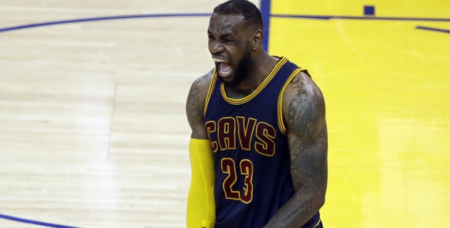 Cleveland superó a Golden State e igualó la final de la NBA