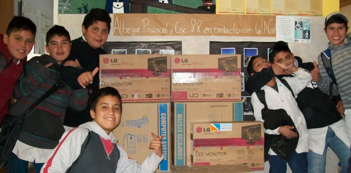Entrega-de-material-informático-708x350