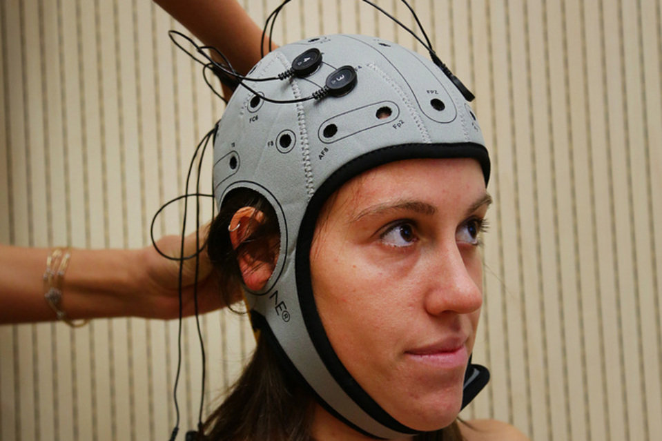 Una-voluntaria-prueba-el-casco_54433302621_54028874188_960_639