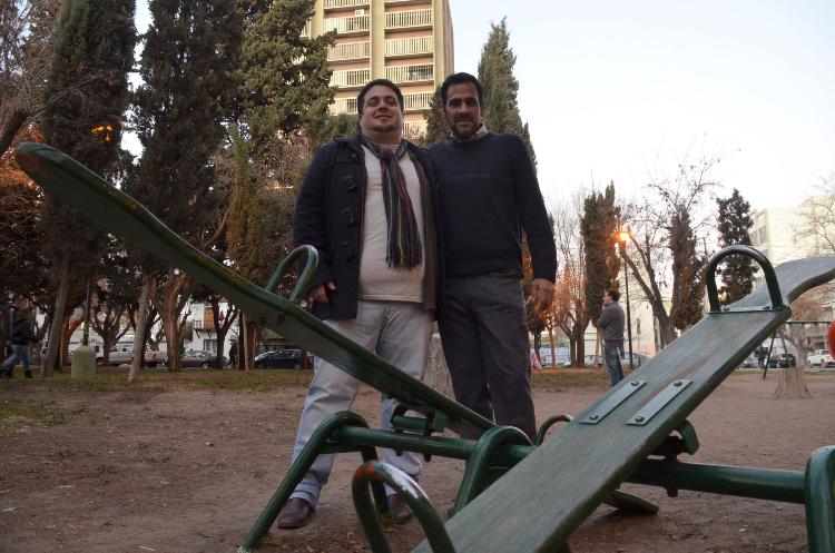 nqn Leo Cortes y Luis Hamada primera pareja gay en adoptar un chico
