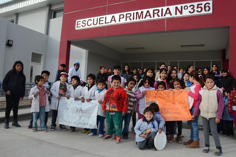 Nqn - Padres toman escuela 356 - Juan Thomes