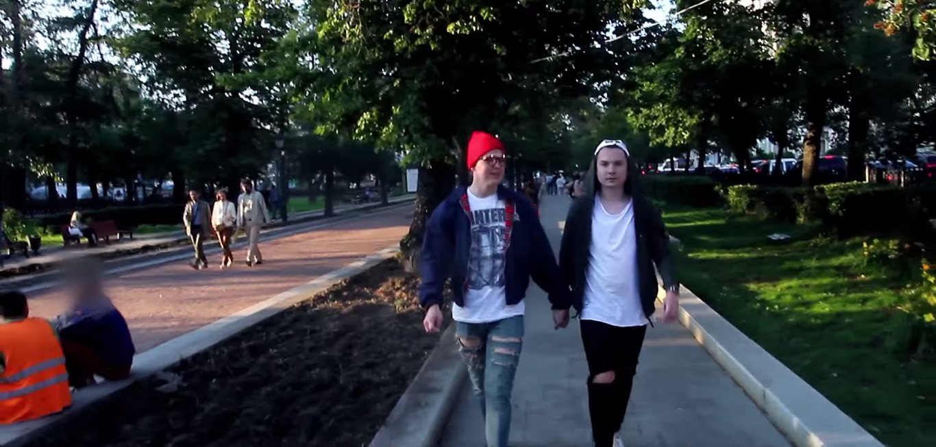 Un video muestra el maltrato cotidiano a una pareja gay en Rusia