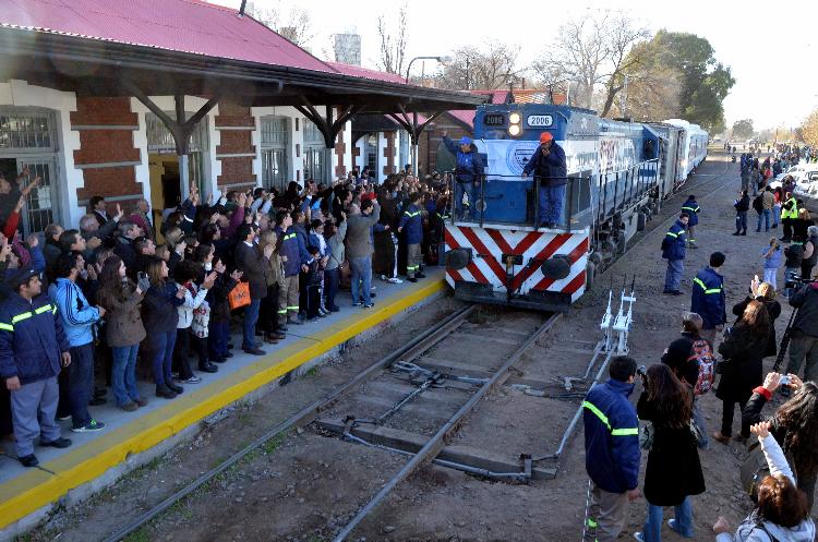 AG. NEUQUEN FOTO YAMIL REGULES-06-07-2015 -LLEGADA DEL TREN A NEUQUEN