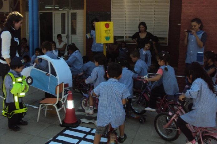 2-Niños-en-exposición-sobre-seguridad-vial