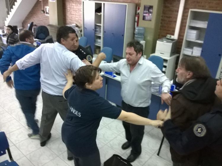 Fotógrafo del Diario Río Negro fue agredido por policías
