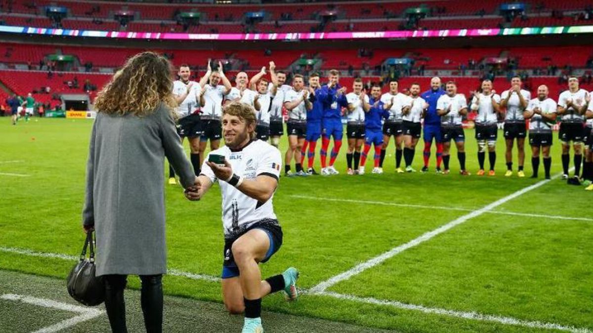 Un jugador rumano sorprendió a su novia y le pidio matrimonio en Wembley