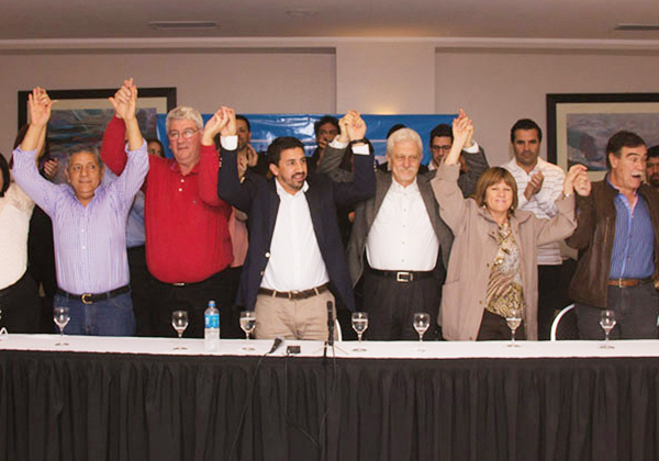 55d7d5245b2636.94233063 David Lugones, a la izquierda de Gastón Ungar, en la presentación de su candidatura a intendente de la ciudad de Neuquén.